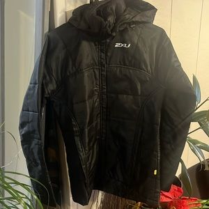 Great mid length puffer coat. Great condition. labels are a little worn out